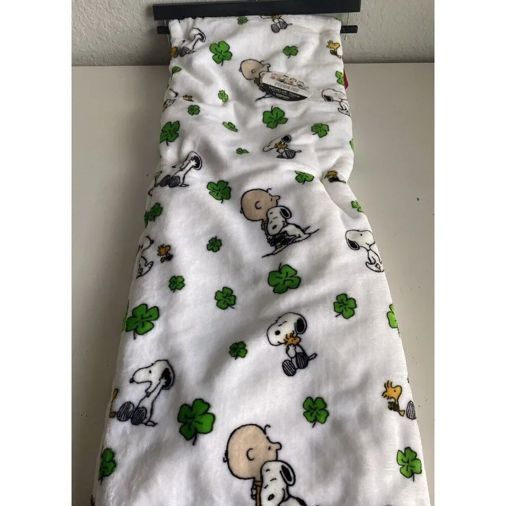 Peanuts Snoopy Charlie‎ Brown St Patricks Day Shamrock Plush Throw Blanket Soft